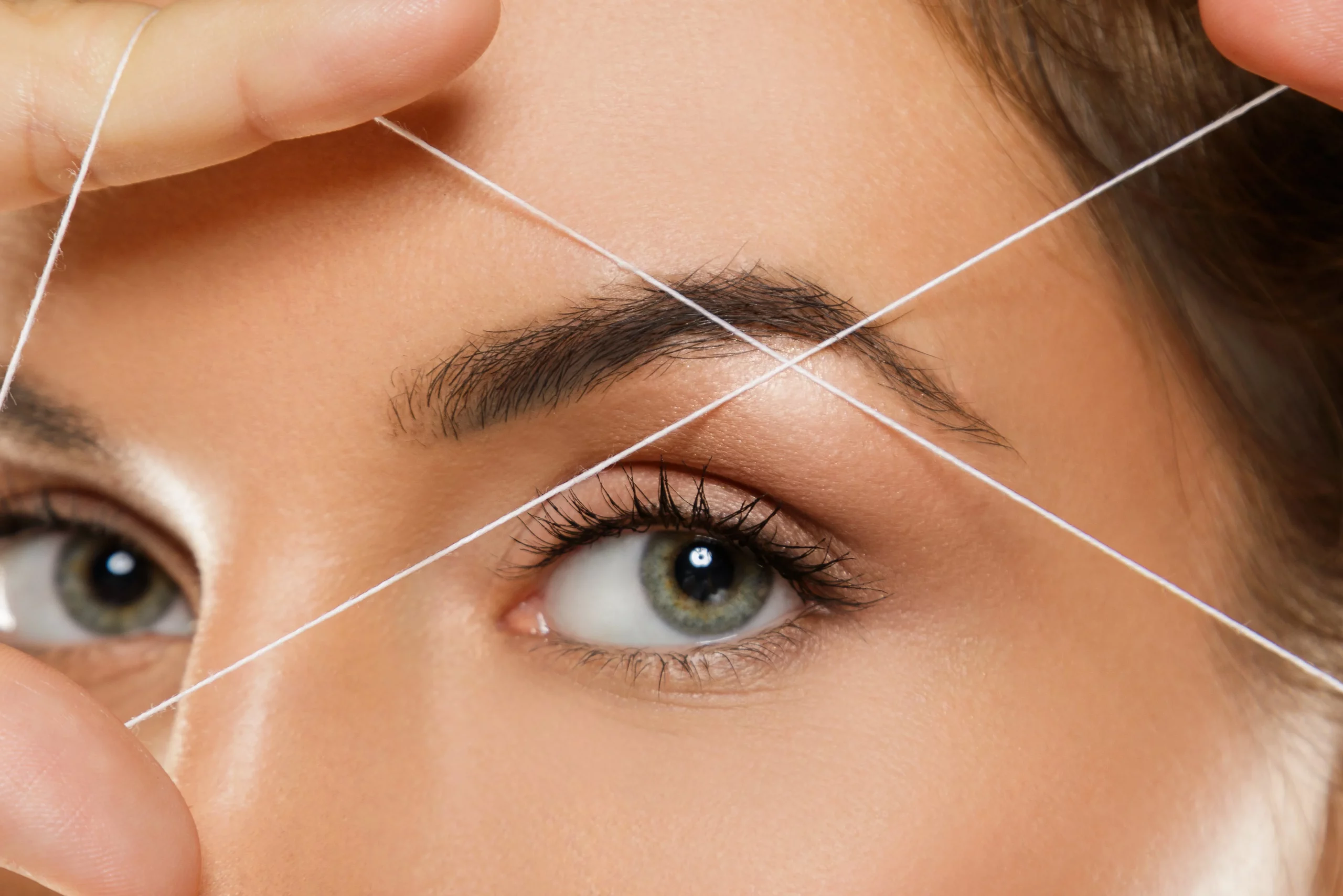 Beauty Tips: 40 के बाद भी दिखना चाहती हैं जवां, तो इस शेप में बनवाएं Eyebrows!