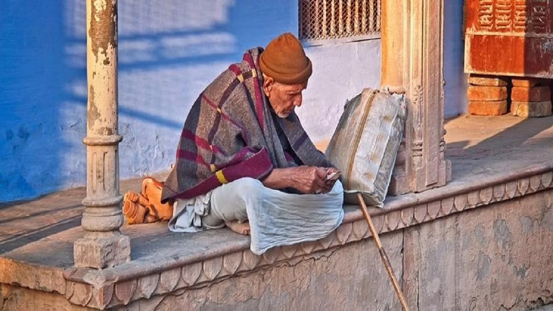 बुज़ुर्गो की देखभाल के लिए नई योजना लाने वाली है सरकार, एक लाख लोगों को मिलेगा रोजगार