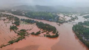 Flood and Landslide: देश के कई राज्यों में बाढ़ और बारिश से बिगड़े हालात, महाराष्ट्र में 76, गुजरात में 63 की मौत