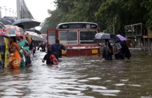 मुंबई: बारिश का कहर जारी, सड़कों पर जल भराव, जारी हुआ अलर्ट