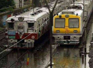 Mumbai Train Update: भारी बारिश से ट्रेन और सड़क वाहन सेवा हुई बाधित, जानिए- लोकल ट्रेनों में कितनी देरी