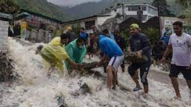 heavy rain in dehradun: भीषण वर्षा के बाद घर के मलबे में दबे 3 लोग, राहत एवं बचाव कार्य जारी..