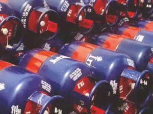 LPG Cylinder Price: रसोई गैस के सस्ते हुए दाम, जानिए कितने में मिलेगा कमर्शियल सिलेंडर?