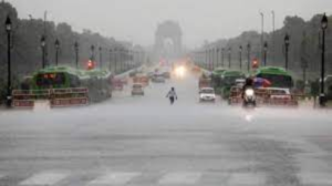 Delhi Weather Update: राजधानी दिल्ली में आज बादल छाए रहेंगे, हल्की बारिश की भी संभावना