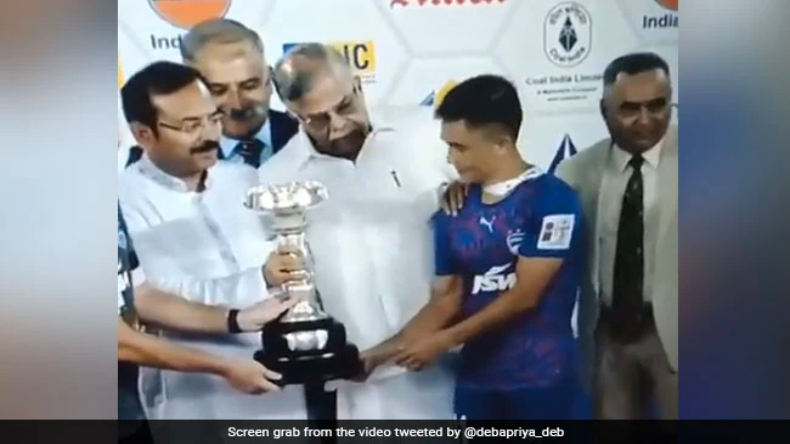 Viral : बंगाल के गवर्नर की बदसलूकी, फोटो खिंचवाते समय Sunil Chhetri को धकेला