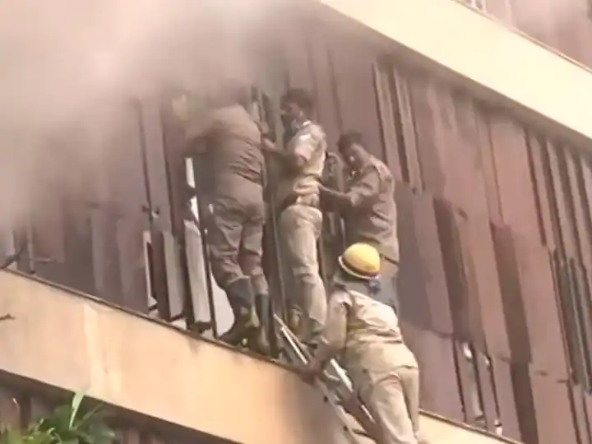 Lucknow Fire: लखनऊ के होटल में लगी भीषण आग, अब तक चार की मौत