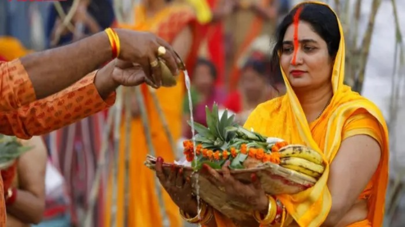 Chhath Puja 2022: इस कारण महिलाएं छठ पूजा में नाक से मांग तक लगाती हैं सिंदूर, जानिए वजह