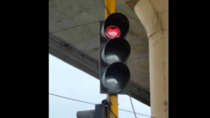 Heart Shaped Traffic Lights: बेंगलुरु में क्यों दिल के आकार की चमकी ट्रैफिक लाइटें?