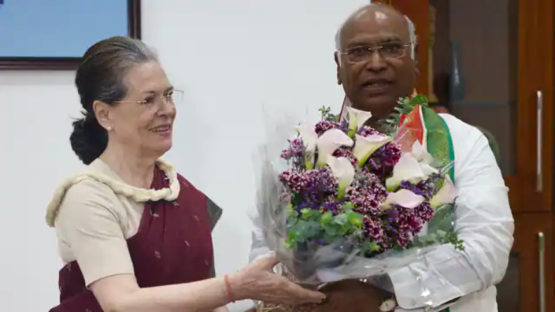 ‘खड़गे की खनक’ दिखाने के लिए Sonia Gandhi का निर्णय! नेता से मिलने पहुंचीं उनके आवास