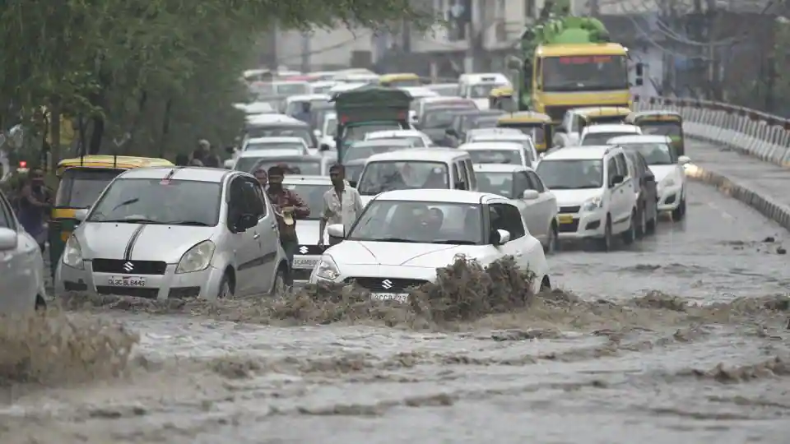 Rains Today: बारिश से दिल्ली-NCR बेहाल, मौसम विभाग ने किया 17 राज्यों को अलर्ट