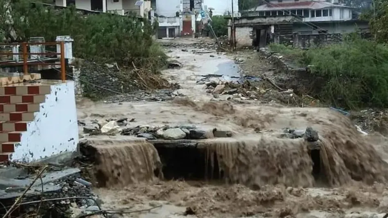 Uttarakhand Weather: उत्तराखंड में आज भारी बारिश के चलते रेड अलर्ट जारी, स्कूल किए गए बंद