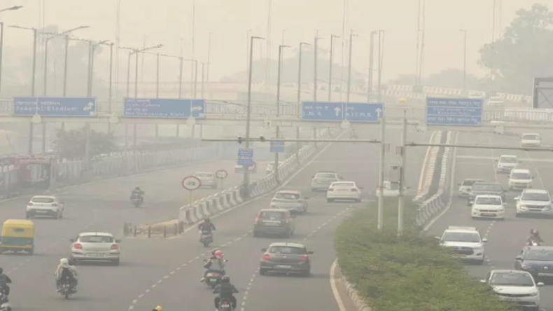 Delhi Pollution: अभी भी कम नहीं हो रहा दिल्ली का वायु प्रदूषण, कई इलाकों में एक्यूआई 300 के पार