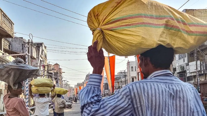 गुजरात: चुनाव में इन वोटर्स के लिए पार्टियां भेजती है लग्जरी बस, जानें कौन हैं ये ख़ास लोग