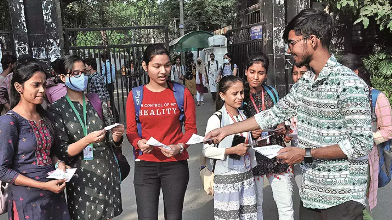 पटना यूनिवर्सिटी में छात्रसंघ चुनाव! पप्पू यादव की पार्टी के उम्मीदवार ने दंडवत कर माँगा वोट