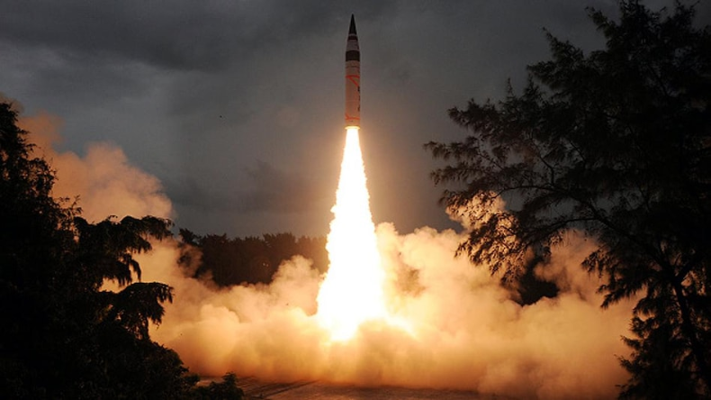 Agni-5 Missile: इस मिसाइल से थर-थर कांपेंगे पड़ोसी देश, आधी दुनिया तक हमला करने में सक्षम