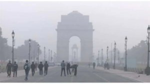 Delhi AQI Today: दिल्ली की हवा अभी भी खराब, पहाड़ों पर बर्फबारी से बढ़ी ठिठुरन