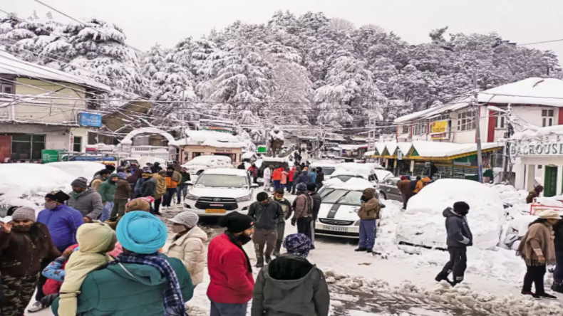 हिमाचल में New Year मनाने पहुंचे हजारों पर्यटक फसे जाम में , सभी होटल पहले से हुए बुक