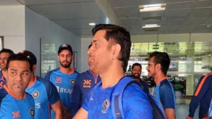 MS Dhoni:  धोनी की टीम इंडिया के ड्रेसिंग रूम में फिर वापसी, आश्चर्य में खिलाड़ी, देखिए वीडियो