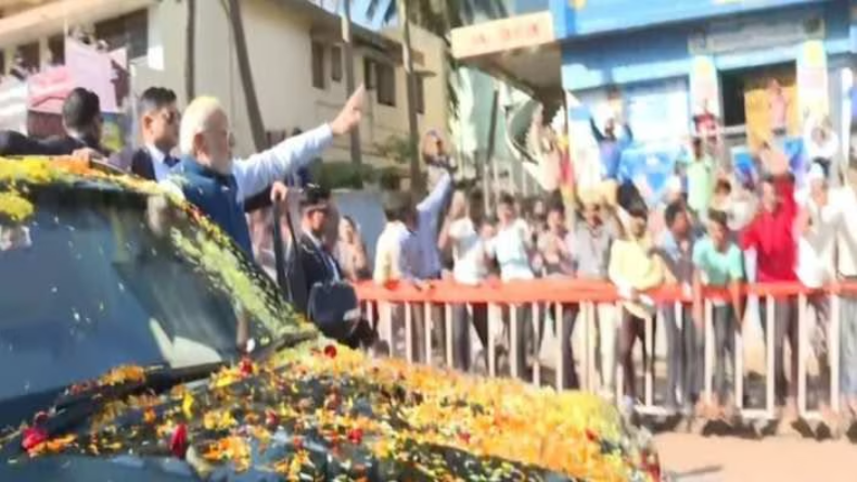 हुबली : रोड शो के दौरान PM मोदी के पास पहुंचा शख्स, सामने आया VIDEO