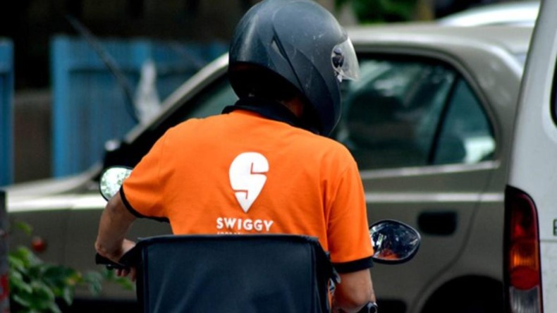 Viral News : लड़की ने ऑनलाइन Order किए पैड्स, SWIGGY ने साथ में भेजी ऐसी चीज! देखकर हो जाएंगे हैरान