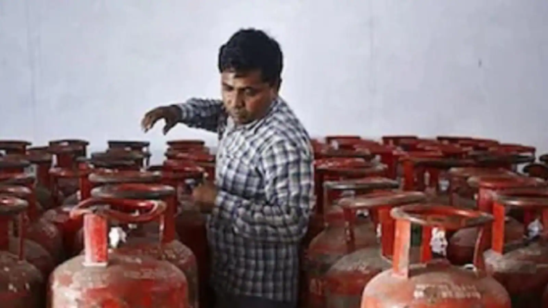 दिल्ली से कोलकाता तक महंगे हुए LPG  गैस सिलेंडर के दाम,  जानिए कहां कितने की हुई बढ़ोत्तरी