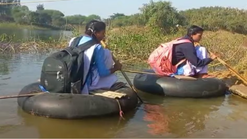 छत्तीसगढ़ : जान जोखिम में डालकर स्कूल जाते हैं बच्चें, नदी पार करने में आती है दिक्कतें