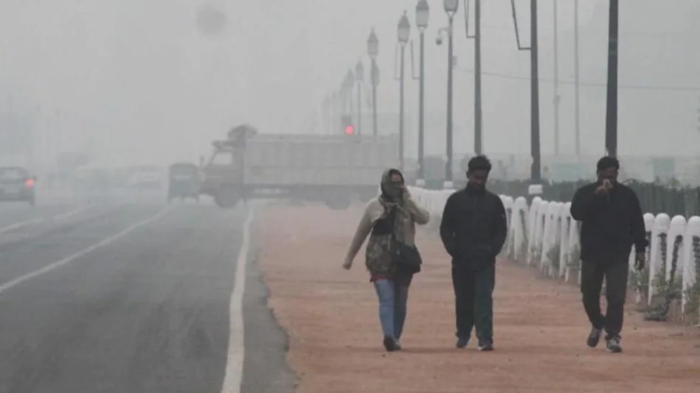 Weather Update: उत्तर भारत में ठंड का कहर, घने कोहरे में गुम हुआ दिल्ली-एनसीआर