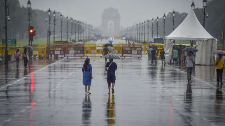 Weather Forecast: दिल्ली में रात भर कई जगहों पर हुई बारिश, आज भी बरसात की संभावना