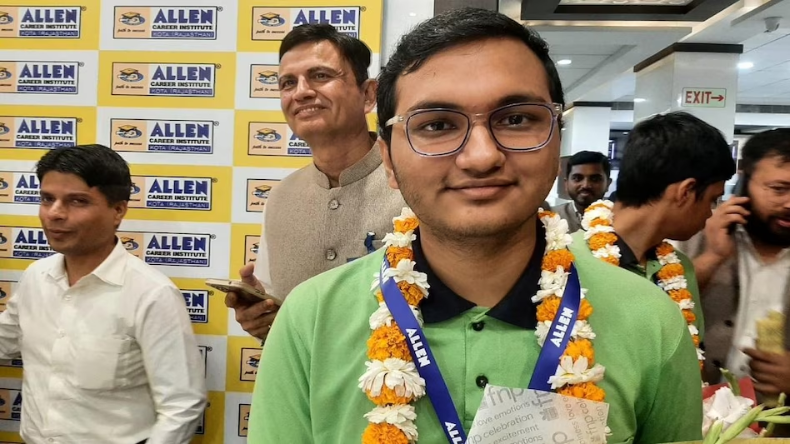 JEE Main Topper: मां नहीं कर पाई कोचिंग, टॉपर बन बेटे ने पूरा किया सपना