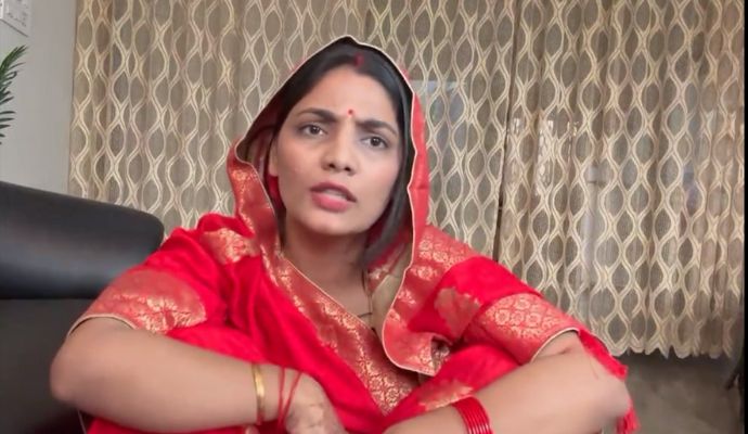 Neha Singh Rathore की बढ़ी मुश्किलें, यूपी पुलिस ने थमाया नोटिस