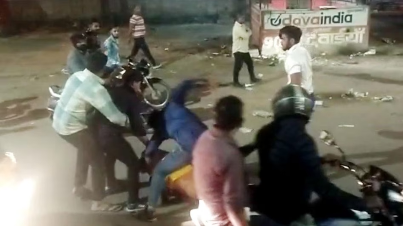 Jodhpur: 'कचौरी' और 'चॉकलेट' ने कर दी युवक की पिटाई, मारपीट का Video Viral