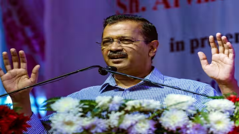 बजट को लेकर केजरीवाल का केंद्र पर हमला, बोले “ऊपर से नीचे तक अनपढ़ों की जमात.. ..