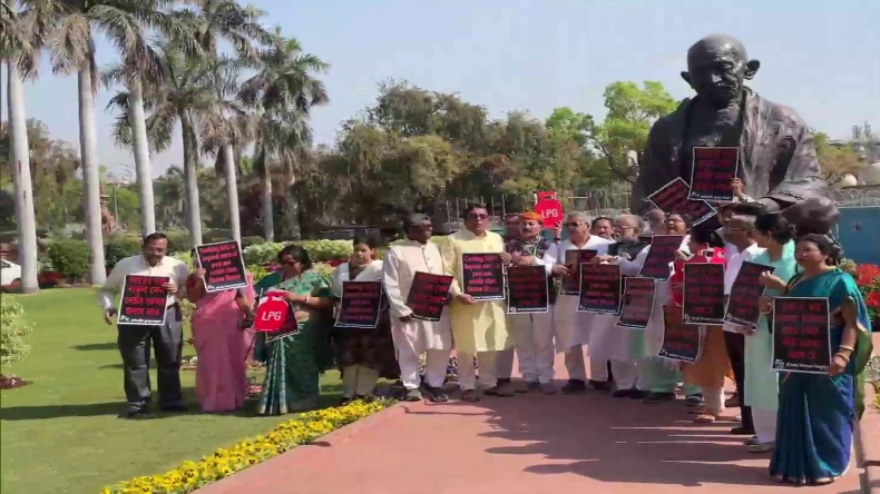 Delhi: TMC सांसदों ने LPG सिलेंडर की कीमतों को लेकर गांधी प्रतिमा के सामने दिया धरना