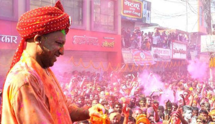 Holi 2023: मुख्यमंत्री योगी आदित्यनाथ ने गोरखपुर में होली का जश्न मनाया