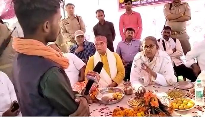 यूपी: मंत्री गुलाब देवी से विकास को लेकर पूछा सवाल, पत्रकार की हुई गिरफ्तारी