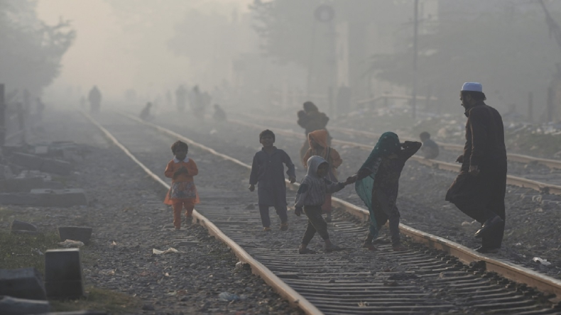 दुनिया का सबसे प्रदूषित शहर पाकिस्तान का लाहौर, यहां पर खड़ा भारत