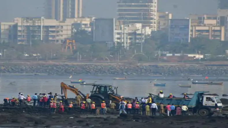 माहिम बीच पर BMC ने हटाई दरगाह, :राज ठाकरे बोले- नहीं तोड़ी गई तो गणपति मंदिर बनाएंगे