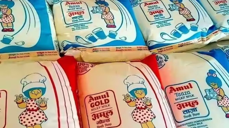 Amul Milk: आम आदमी को बड़ा झटका! अमूल ने 2 रुपये प्रति लीटर बढ़ाए दूध के दाम