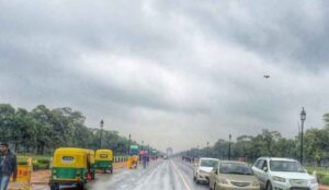 Weather: दिल्ली समेत उत्तर भारत में अभी खराब रहेगा मौसम, जानिए कब थमेगी ये बेमौसम बारिश