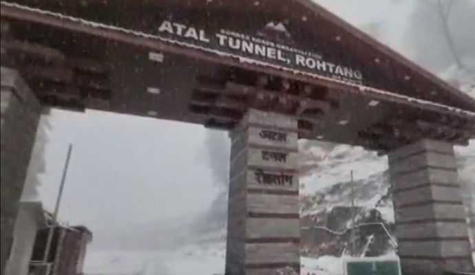 Himachal Pradesh: मैदानी इलाकों में भीषण गर्मी के बीच मनाली में हुई बर्फबारी