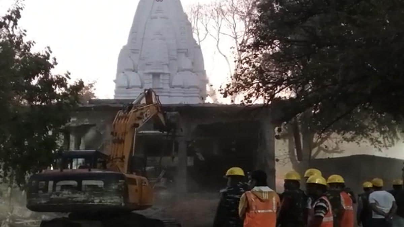 इंदौर: रामनवमी हादसे के बाद मंदिर पर चला बुलडोज़र, बावड़ी में गिरने से 36 की गई थी जान