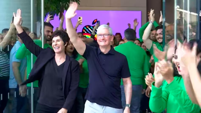 Apple Store: मुंबई में खुला देश का पहला एप्पल स्टोर, सीईओ Tim Cook ने किया ग्राहकों का वेलकम