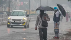 Weather: दिल्ली, यूपी में बरसात से मिलेगी राहत, पहाड़ों पर बर्फबारी, जानिए आज कैसा रहेगा मौसम का हाल