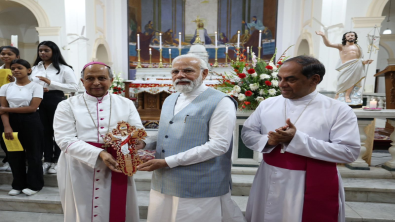 PM Modi in Church: ईस्टर पर सेक्रेड हार्ट चर्च पहुंचे प्रधानमंत्री नरेंद्र मोदी