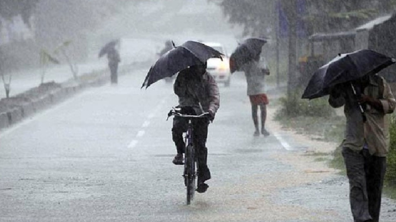 UP Weather: कानपुर शहर के कई हिस्सों में तेज हवाओं संग हुई बारिश