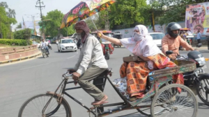 तपती धूप में रिक्शा खींच रहे व्यक्ति को पीछे सवार महिला ने लगा दिया अपना छाता, बोले- मानवता से बड़ा कोई धर्म नहीं होता