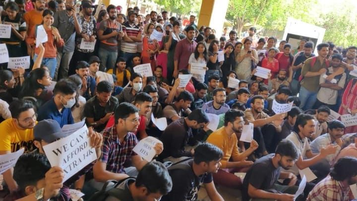 IIT दिल्ली के नाराज़ छात्र कर रहे प्रदर्शन, जानें पूरा मामला