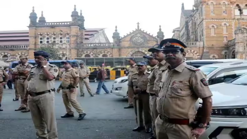 मुंबई में घुसे तीन पाकिस्तानी आतंकवादी, पुलिस के कंट्रोल रूम पर आया फोन, मचा हड़कंप