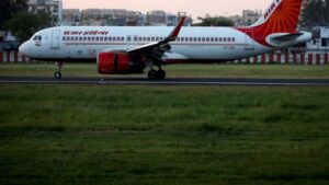 Air India : ‘क्रू मेंबर पर हमला, गालियां भी दीं…’, एयर इंडिया फ्लाइट में फिर बदसलूकी