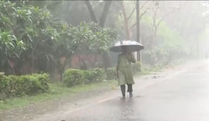 Weather: दिल्ली एनसीआर में हुई झमाझम बारिश, तापमान में आई गिरावट